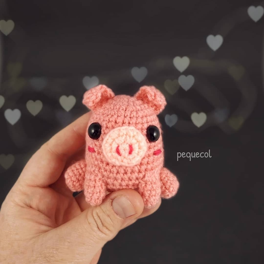 Cerdito cuqui que fue adoptado junto con más pequeñuelos este finde en la <a href="/lacomarcon/">La ComarCON</a> de Torrevieja 😄💚🐷

#amigurumi #cerdo #pig