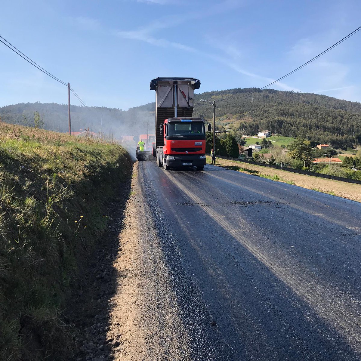 ConcCulleredo's tweet photo. 👉 En marcha a renovación da DP-1708 entre Castelo e Andeiro.
A @Depucoruna iniciou hoxe luns os traballos de renovación do firme que vai de #Castelo á parroquia cambresa de #Andeiro.
Está previsto que en tres días poidan concluír o #aglomerado. https://t.co/LW4ihs6eZ0