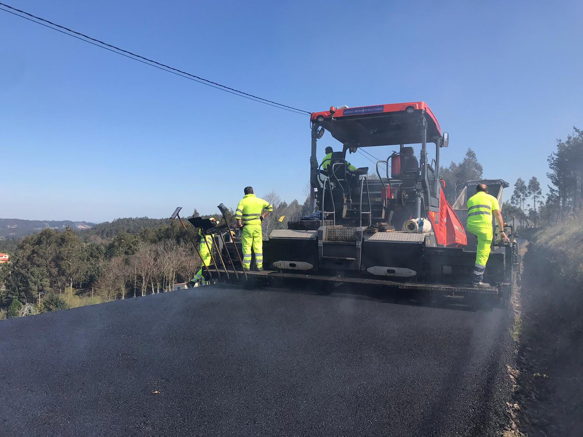 ConcCulleredo's tweet photo. 👉 En marcha a renovación da DP-1708 entre Castelo e Andeiro.
A @Depucoruna iniciou hoxe luns os traballos de renovación do firme que vai de #Castelo á parroquia cambresa de #Andeiro.
Está previsto que en tres días poidan concluír o #aglomerado. https://t.co/LW4ihs6eZ0