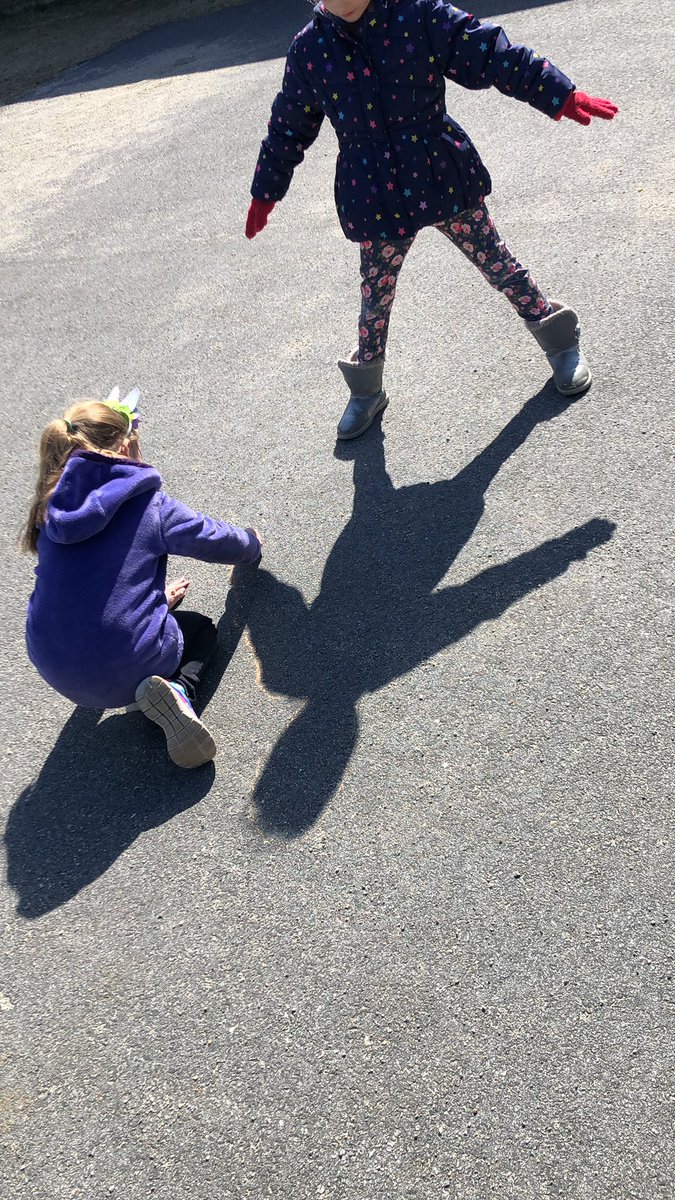 MissKellyFirst's tweet photo. Science Outside today!! How does the sun create shadows! #ciplearns #sound&amp;light https://t.co/L44qsJwUht