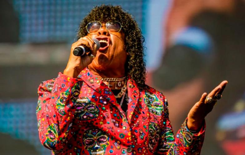 FormulaPopular's tweet photo. #lamona pisó fuerte en el #LollapaloozaAr 
En el último día del festival internacional, la leyenda cordobesa hizo vibrar al ritmo del tunga tunga a la juventud que lo aclamaba en el Hipódromo de San Isidro. https://t.co/69KpSCWdy3