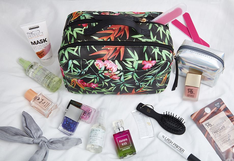 косметичка с косметикой. косметичка в интерьере. самая удобная косметичка в мире. косметика для нюдового макияжа. большой набор косметики для макияжа.