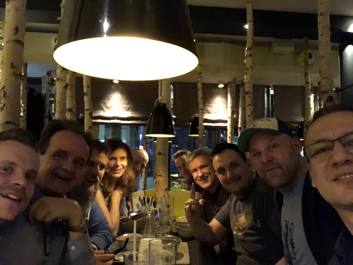 Burger, Rock and Alkoholfreies Weizenbier - Soundcheck Ready, now time to relax with the crew! <a href="/mountiemania/">Markus Klose</a> <a href="/JoachimHanka/">Joachim Hanka</a> <a href="/dertobi/">𝓣𝓸𝓫𝓲</a> <a href="/miborst/">Michael Borst</a>