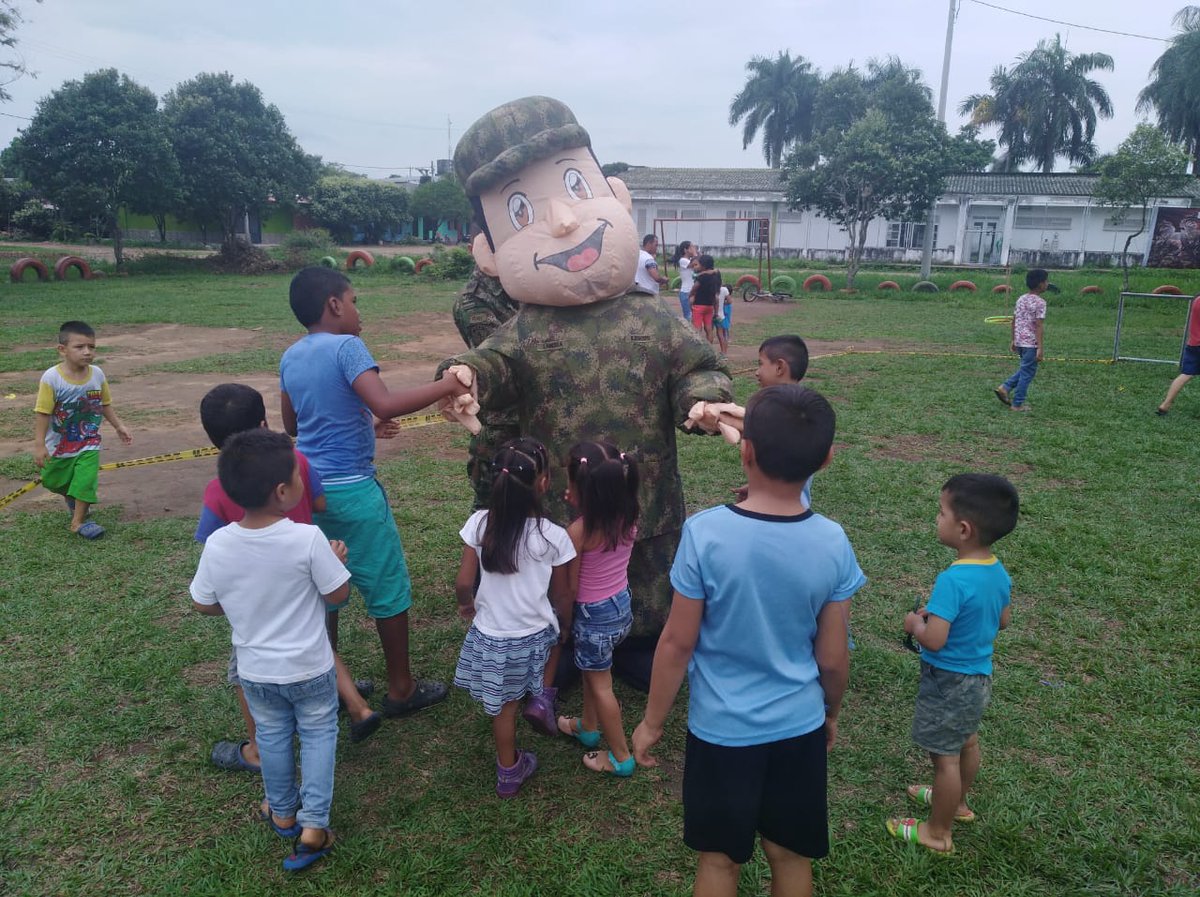ftc_omega's tweet photo. #EnImágenes Así vivieron más de 150 familias de #Vistahermosa, Meta, una jornada Lúdico Recreativa organizada por los #HéroesBicentenarios del #BATOT6 #CEO #FUNDACOL y la Comisaría de Familia, para que niños y adultos disfrutaran un día lleno de diversión, regalos y mucho más. https://t.co/z1f0Wuw0u7