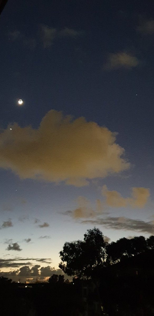 CherScheff's tweet photo. Sydney skies at 6.22am
#MoonandVenus
#TuesdayinApril
#StormHour https://t.co/vOLhCjnsk0