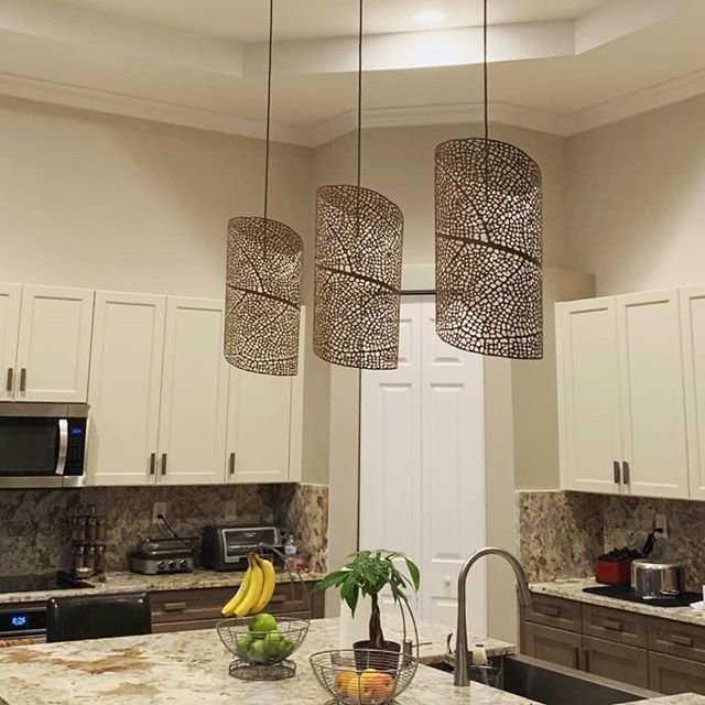 Kijk deze Filigranas eens shinen in de nieuwe keuken van een blije klant in Florida. #happycustomer .
.
.
#lightdesign #etsyshop #lasercutdesign #dutchdesign #leafpattern #leaflamp #homeaccesories #kitchen #cuisine #keukeninspiratie #kitcheninspiration #… ift.tt/2U8UXCh