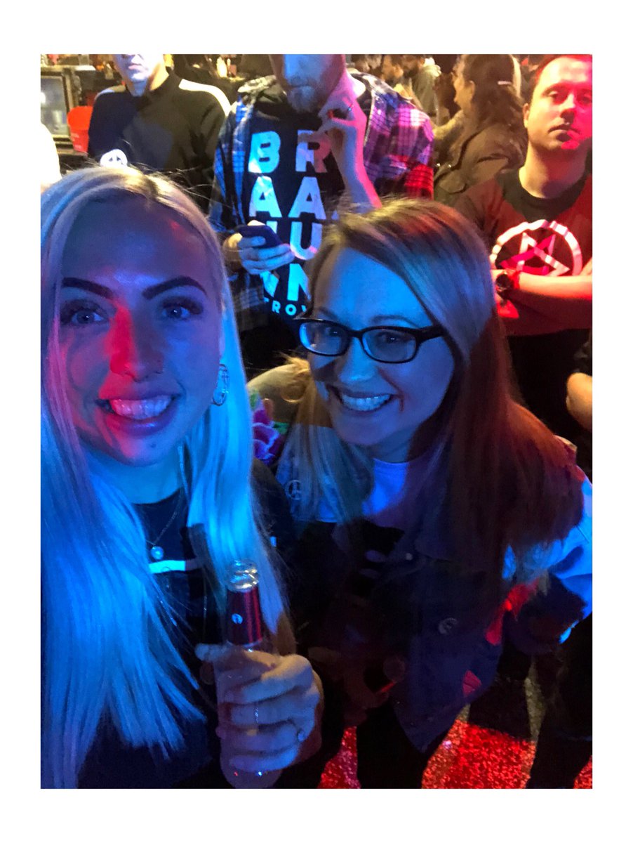 Ampstock's tweet photo. She makes me cry with laughter 🖤 #bestbabe https://t.co/BEkM0IPXXl