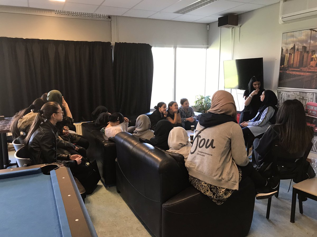 Anouk_Naber's tweet photo. De meiden kregen vandaag een visagie workshop van Eleni die vroeger zelf in een meidengroep zat. Ze doet nu een visagie opleiding en staat als rolmodel voor de groep, heb de meiden nog nooit zo stil meegemaakt! #supertrots #rolmodel @JoU_Overvecht https://t.co/Xi42cbRnP5