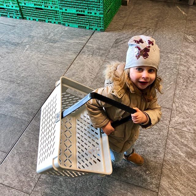 pokipsie's tweet photo. Noch trägt sie ihn, das leere Iikaufskörbli #WochenEinkauf am #PapaTag #PapiTag https://t.co/NsKjiJJWHC #in https://t.co/5Lid2Fv2Mp