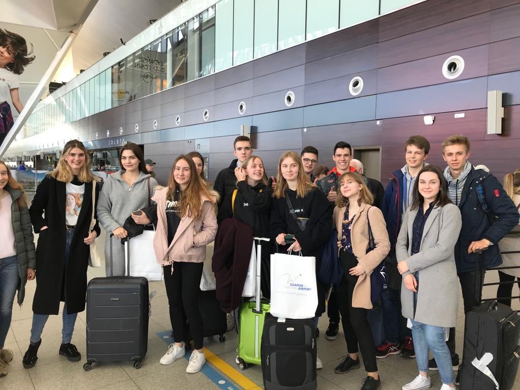 BEBullying's tweet photo. Polish students pick up their German, Swedish and Spanish colleagues at the airport @sepiegob @EUErasmusPlus @IESHnosMachado #Gdanskmeeting https://t.co/EPwcnivZqd
