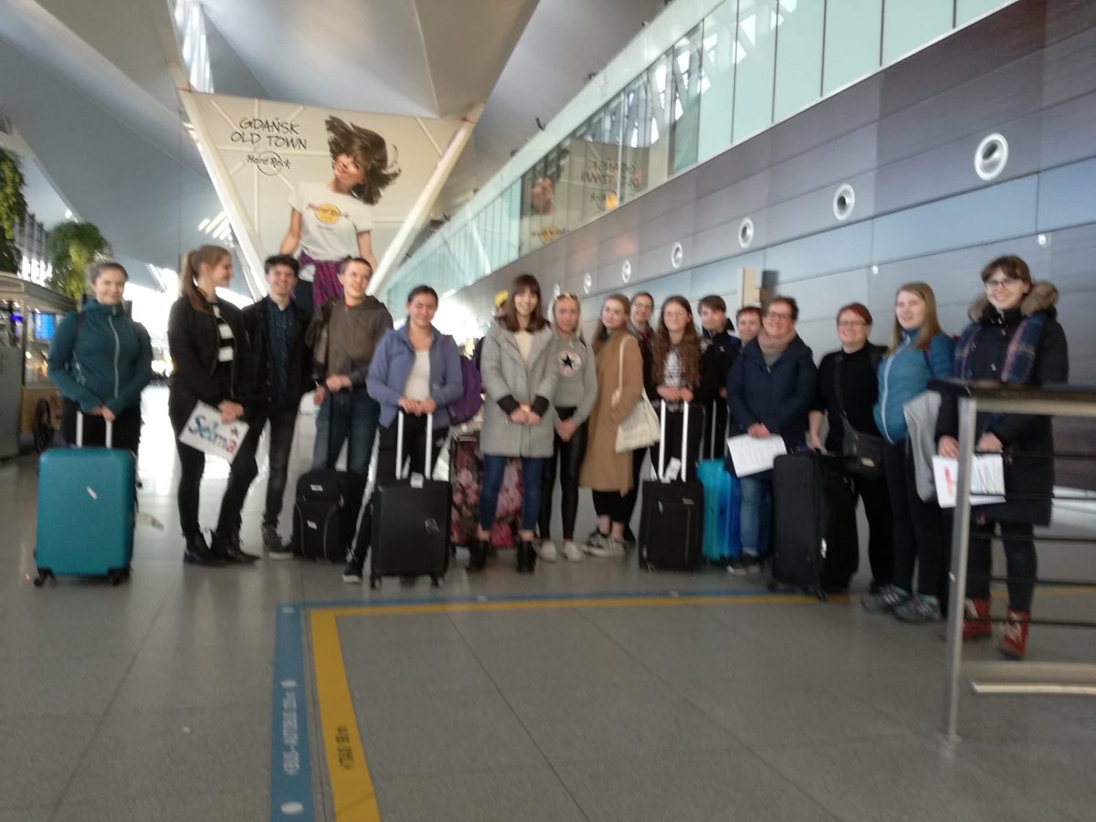 BEBullying's tweet photo. Polish students pick up their German, Swedish and Spanish colleagues at the airport @sepiegob @EUErasmusPlus @IESHnosMachado #Gdanskmeeting https://t.co/EPwcnivZqd