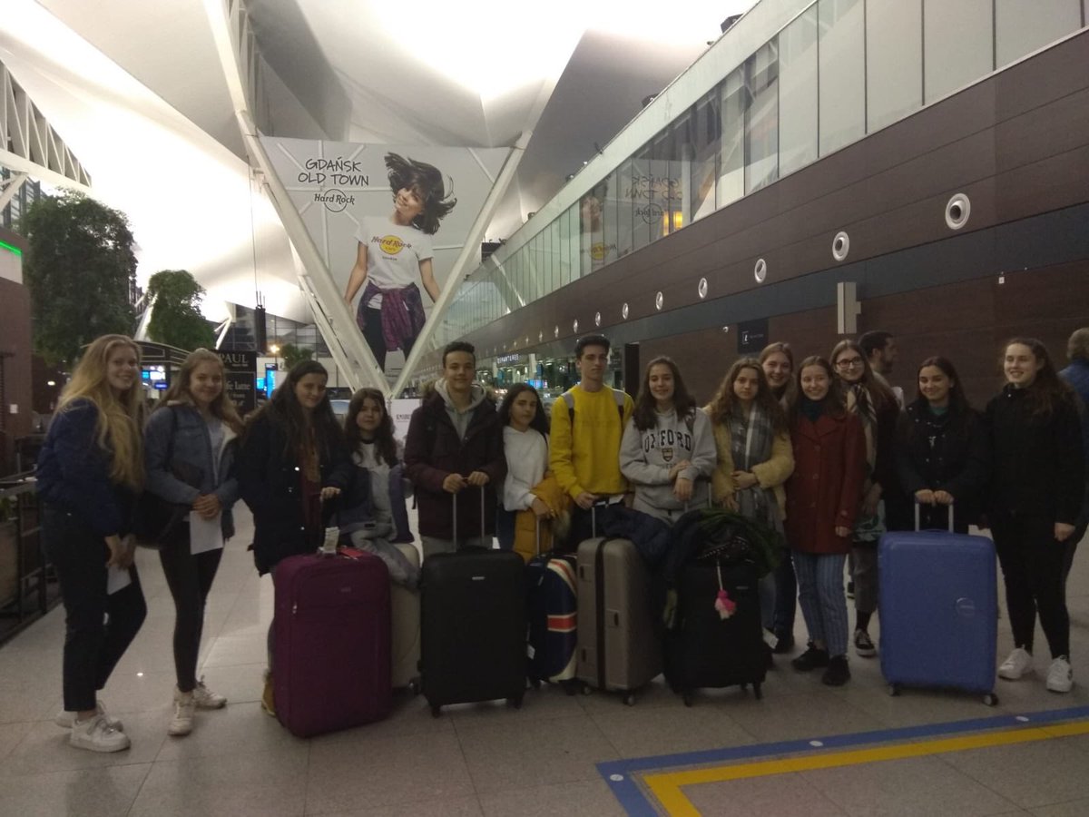 BEBullying's tweet photo. Polish students pick up their German, Swedish and Spanish colleagues at the airport @sepiegob @EUErasmusPlus @IESHnosMachado #Gdanskmeeting https://t.co/EPwcnivZqd