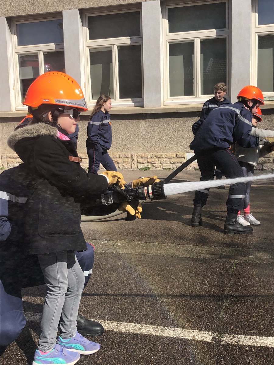 UDSP71's tweet photo. 🚨Belle initiative des JSP de Tournus, en allant à la rencontre de 2 écoles élémentaires
✅Les JSP ont proposés aux élèves 3 ateliers ludiques:
Tenir une lance
Pratiquer un massage cardiaque
Passer une alerte
Belle réussite avec plus de 100 enfants venus à la rencontre des JSP
👏 https://t.co/GmuioL4Tuc