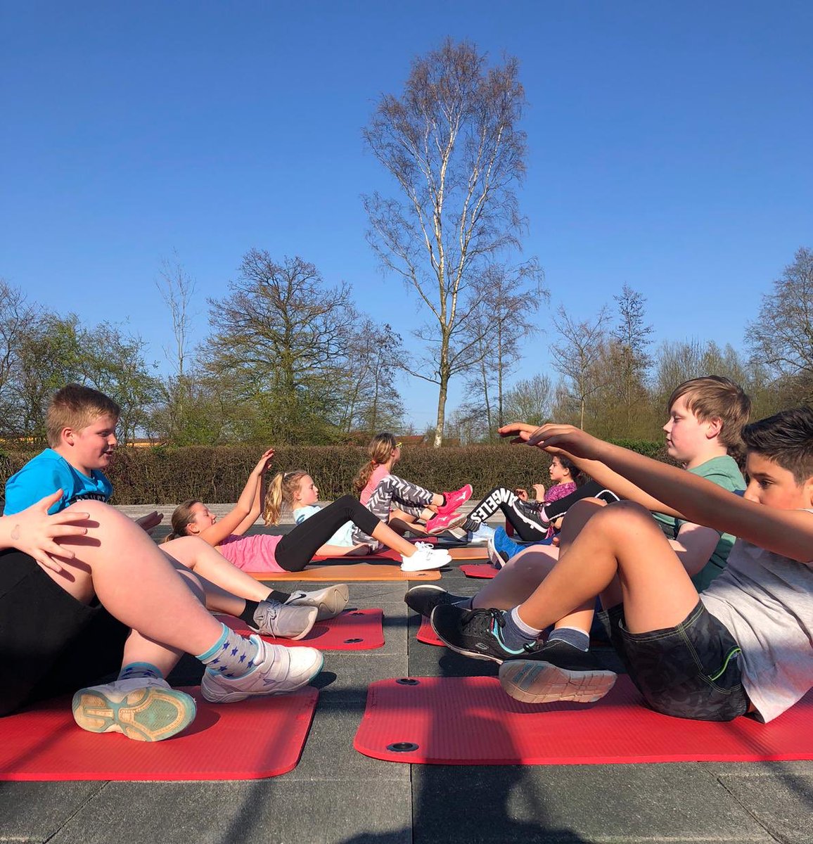 Met dit mooie weer geven we veel groepslessen lekker buiten. Kidsfitness had de primeur! Wil je een keer meedoen? Mail dan naar info@beweegpuntbas.nl voor een gratis proefles.