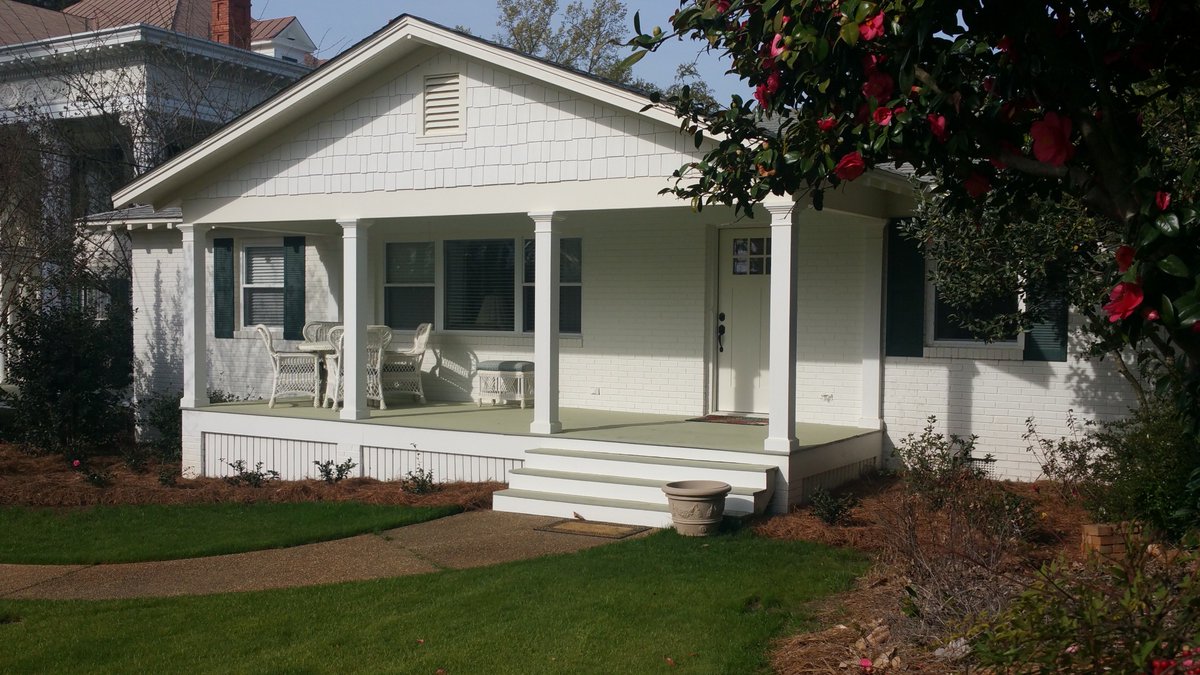 RosemaryInn's tweet photo. The cottage is officially complete! Looks like a mini Rosemary, green shutters and all. 🏠 || #bedandbreakfast #lookatthatgreengrass #andthosegreenshutters #littlecousin #airbnb #rosemary #rosemaryinn #rosemaryinnbb #northaugusta #southcarolina #dreamy #csra #masters https://t.co/7soYNNNgfl