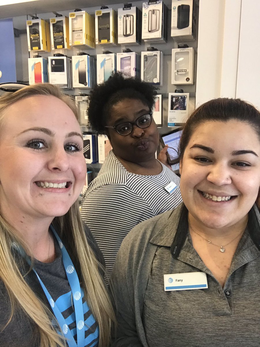 nikkiniks448's tweet photo. My retail sisters!!! #WomenofATT #IHXMondayFunDay https://t.co/EYiBg4wUcA