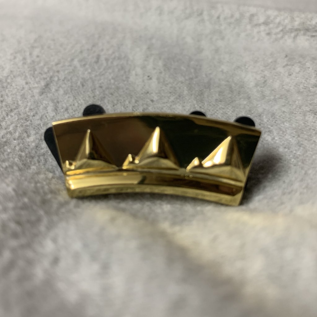 suzidao's tweet photo. First LITERAL chase pin. Had to run out of @TT_HQ to catch @coffmandave yesterday after he exited with all his Virgos and his last gold crown. 💖 Thank you so very much for your kindness and patience as my Sunday con brain struggled to make words happen. #pinnyArcade #pinQuest https://t.co/J0tjeBNYDg