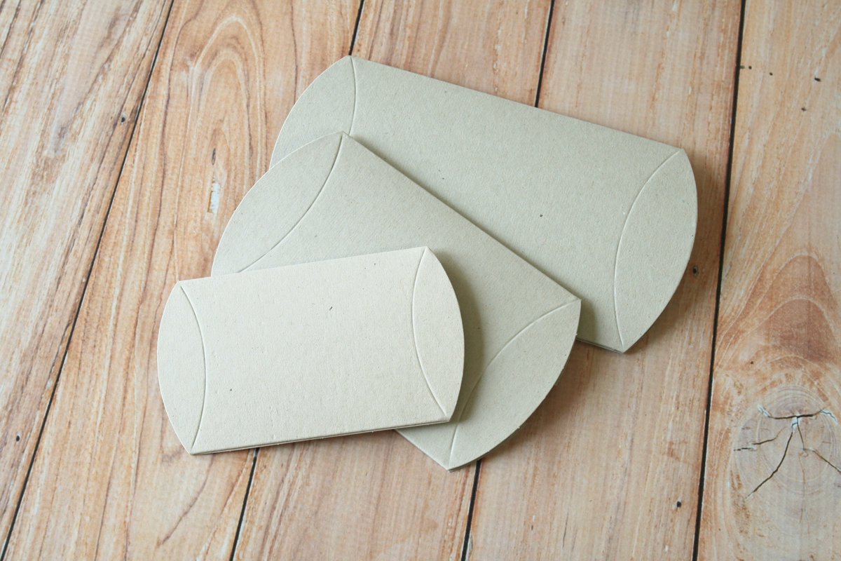 lemoncatshop's tweet image. Lovely Chipboard Grey DIY pillow box blanks - now restocked! 
bit.ly/2Q66hNJ
#wedding #giftbox #favourboxes #packaging #craftsupplies #giftwrapping