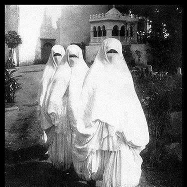 travelers_gulf's tweet image. عام1930أحتفلت فرنسا بمرور 100عام لأحتلال الجزائر وتحريرها من الحجاب فأتوا بعشرجزائريات دربوهن فأصبحن كالفرنسيات وأثناء الحفل فوجئوا بدخولهن محتشمات
فتسائل الحضور ماذا أنجزنا بأحتلالهم إذن ؟
فأجاب لاكوست وزيرالمستعمرات

وماأصنع إذا القرآن أقوى من فرنسا؟
 #قياده_لوياك_تشوه_مجتمعنا