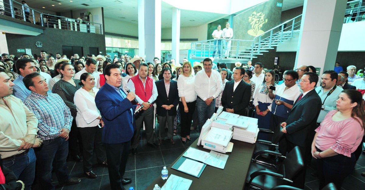 CDE_PRI_Durango's tweet photo. Los preceptos de orden y unidad los aplicamos en nuestros trabajos cotidianamente. Hoy acudimos ante el @IEPCDurango a registrar nuestras candidaturas a los 39 municipios. https://t.co/rIacgcDnss