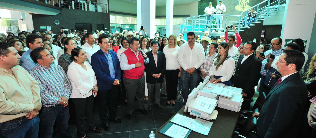 CDE_PRI_Durango's tweet photo. Los preceptos de orden y unidad los aplicamos en nuestros trabajos cotidianamente. Hoy acudimos ante el @IEPCDurango a registrar nuestras candidaturas a los 39 municipios. https://t.co/rIacgcDnss
