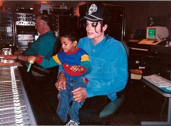 Michael en studio avec Bruce Swedien (et le fils de Greg Phillinganes).
#MJMusicDay #BruceSwedien #SoundEngineer #Studio #KingOfPop #GregPhillinganes #Session #Thriller #Bad #Dangerous #HIStory #KingOfPop #MJFam #Moonwalkers #MichaelJackson