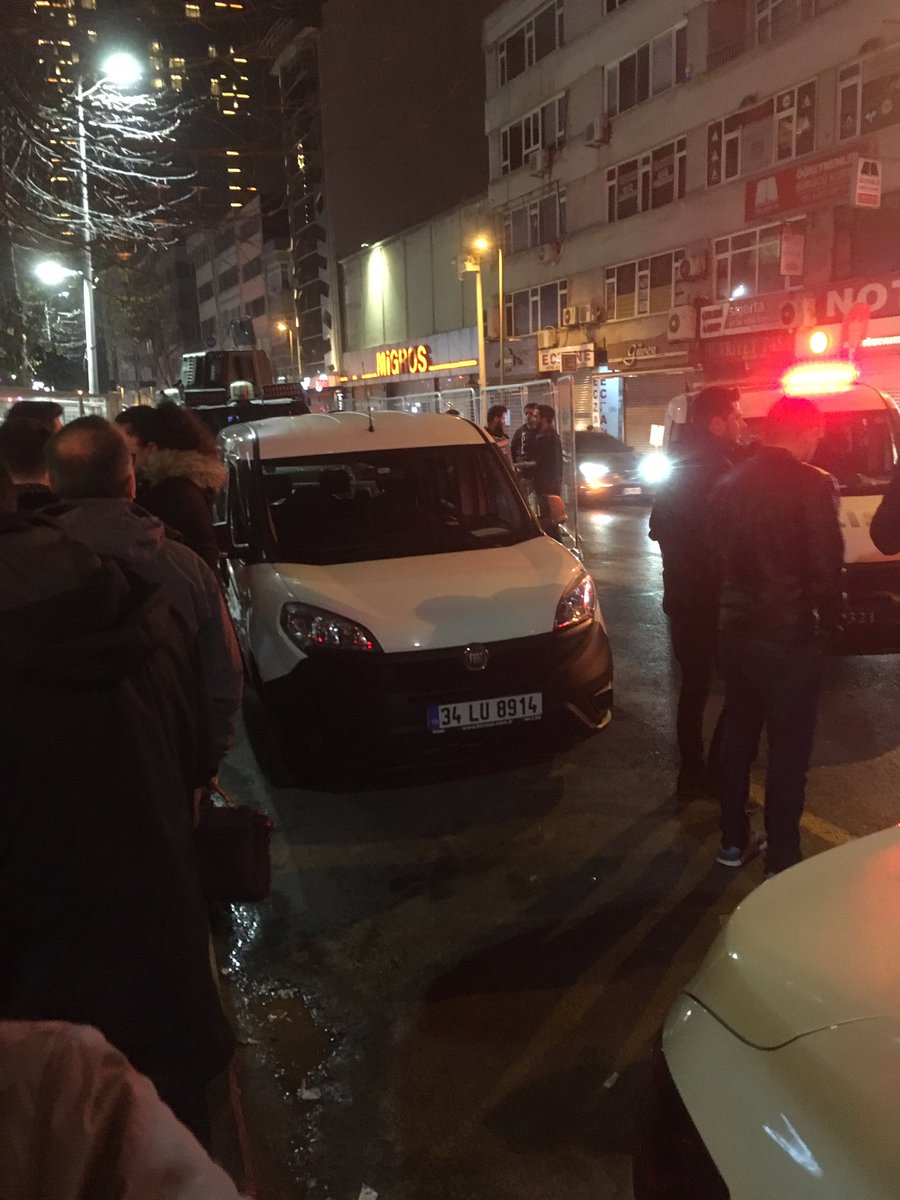 VAlkilic's tweet photo. Bütün CHP’lileri seçim kurullarına çağıran Ekrem İmamoğlu başkanın çağrısı üzerine Şişli Yüksek Seçim Kurulu’nun önündeyiz. Sandıkta kazanamayan masada kazanamayacak. https://t.co/dS5iri7YjS