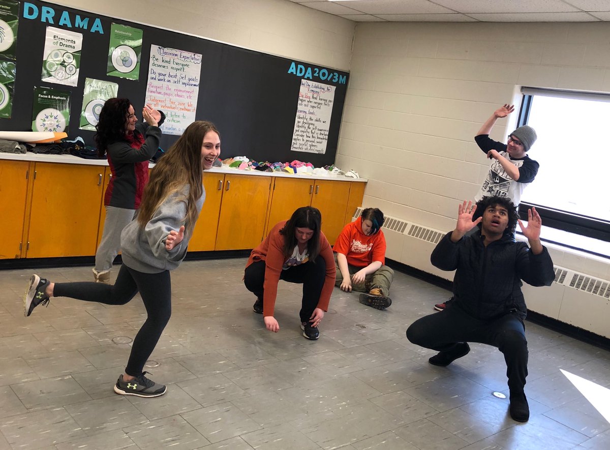 Missuz_Hart's tweet photo. Ms. Hart’s Drama class @GLRobertsCVI demonstrating the elements of #Tableau
What does #grade2recess and
#lunchathighschool look like?
#glrlearningjourney #liveatglr #frozenmotion #thesekidsgotskills
#levels #focalpoint #balance #expression https://t.co/KQkYce2QM4
