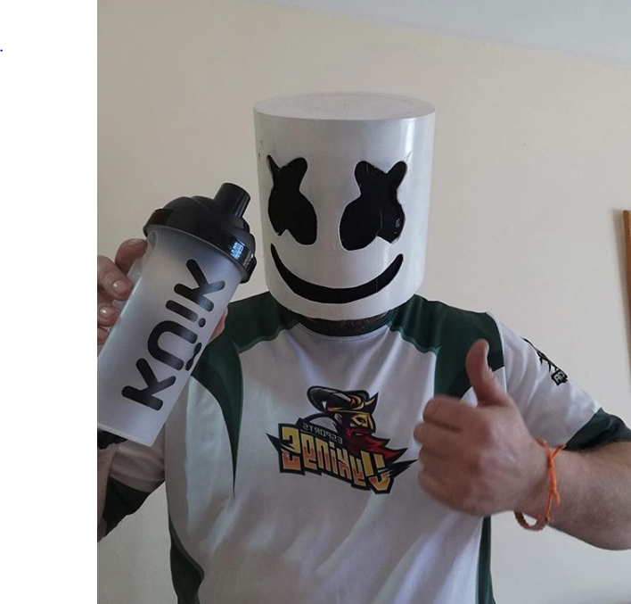 Acaesclub's tweet photo. 🛌Os deseamos una feliz noche vykingos y como no podía ser de otra manera... @Aresvykings nos envía esta foto tomandose su batido de @kuikmeal.

👨‍💻👩‍💻 Se avecinan cambios en esta semana que os mostraremos a toda la comunidad.

#videojuegos #gamers #healthy #GoVykings #night https://t.co/G4iVEUgKpi