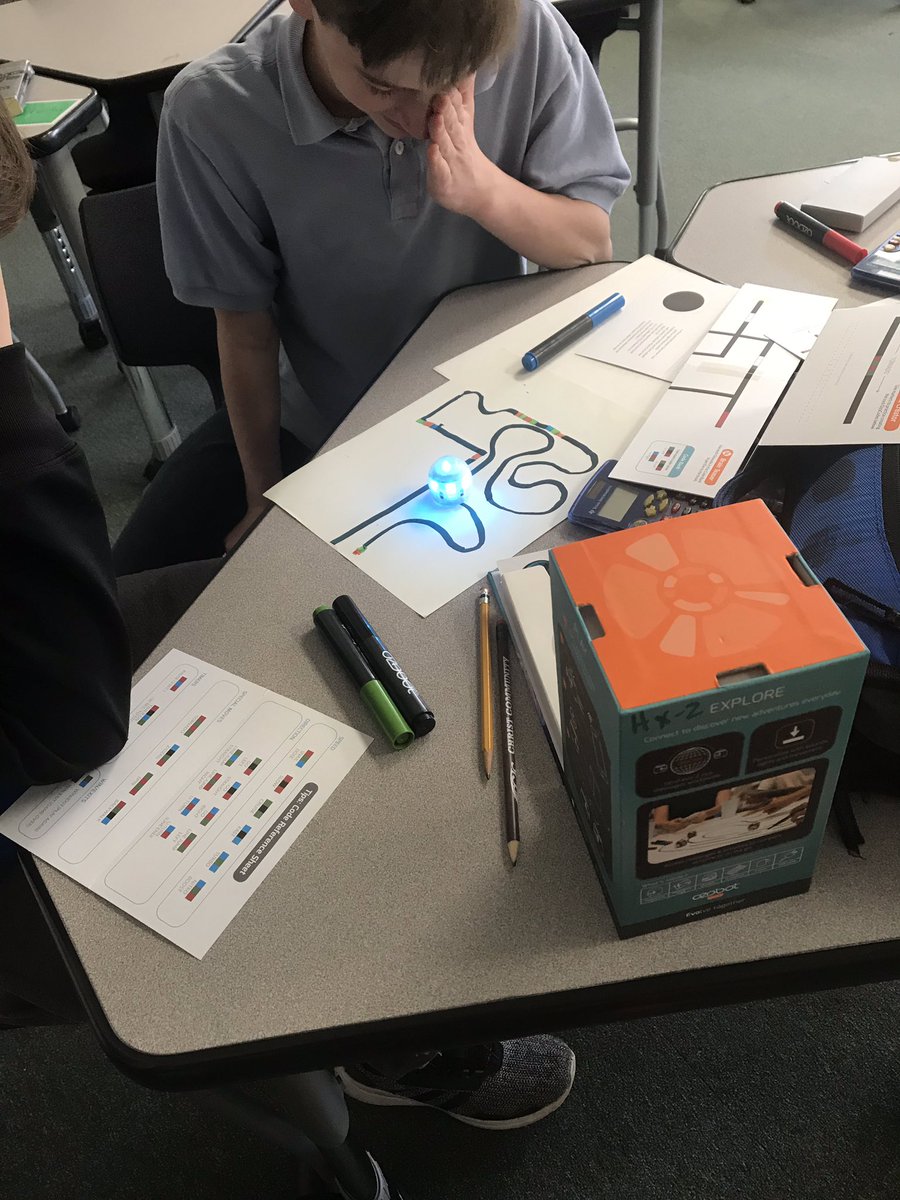 AshleyPorter21's tweet photo. Kids working with k'nex and ozobot Anne Droid @wgsdfoundation https://t.co/BbqYCCCk0j