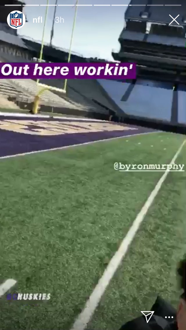 HuskyNewz's tweet photo. UW gettin’ some exposure on the NFL Instagram page. Thanks for reppin’ well @byronmurphy https://t.co/fbWgJlnPtl