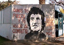 AmplificaRadio's tweet photo. ¿Conoces a Victo Jara? 🎙️🇨🇱
Este cantautor fue asesinado durante la dictadura de Pinochet tras una larga tortura y 44 disparos.
Destacó por ser un referente de la canción protesta y abordar sus canciones desde si ideología comunista. 
Este fue el último poema que escribió:
++ https://t.co/pzsk6NJitW