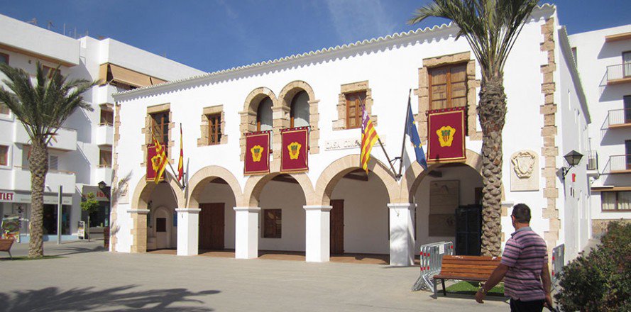 MiraMiAyunta's tweet photo. 🏛 Santa Eulària (Ibiza) | ⚒ XIX

Su sencillez y su color blanco son una clara muestra de la arquitectura tradicional ibicenca y es uno de los edificios más antiguos del municipio. Destaca su tejado casi plano, sus pequeñas ventanas y por algo inusual: el alcalde vive dentro https://t.co/NeDuA2sy63