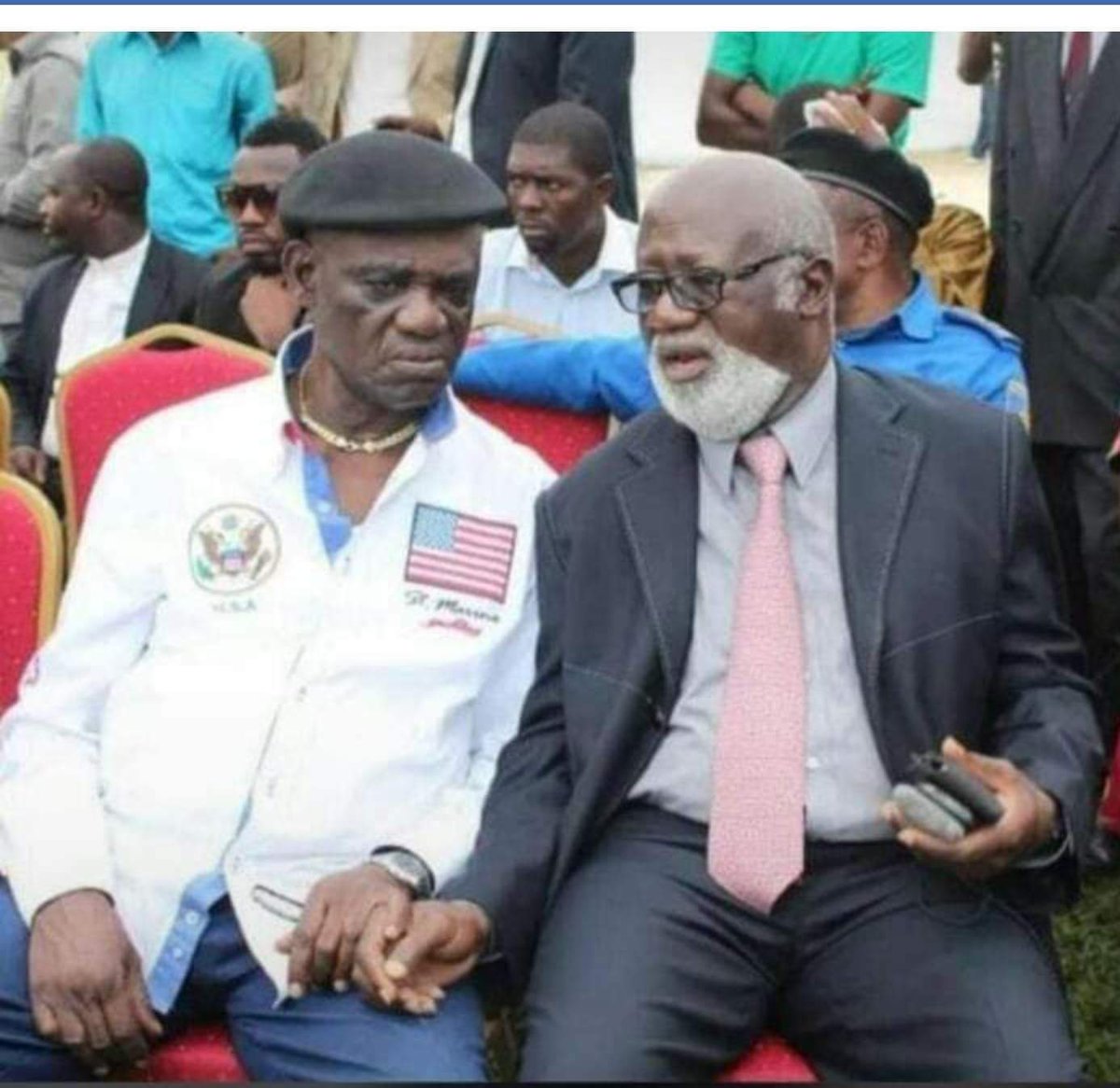 Hristo79's tweet photo. 🔴#LIYOLO ACCOMPAGNE SON AMI #SIMARO

#LutumbaSimaro à travers Djo Mpoy dans "Hommage à Luambo Makiadi" avait dit:👉 "LUAMBO fongola misu o tala eeh, ndenge mokili ba zali ko lela yo. LIYOLO salela Luambo monument..." #RDC

#AdieuLesArtistes #2GrandsArtistes https://t.co/ch8mXWxwu9