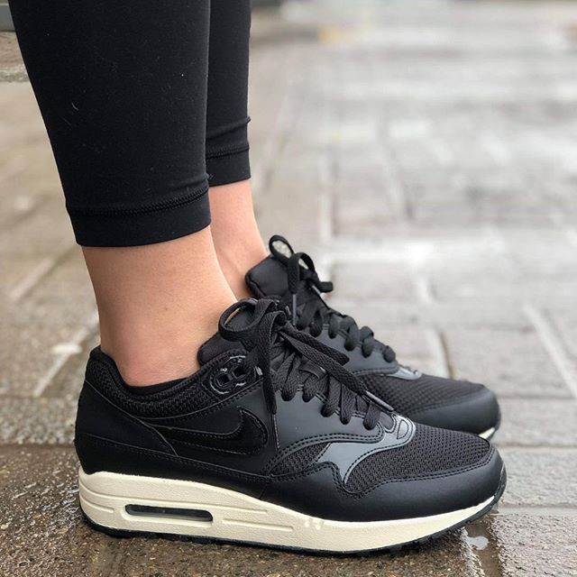 nike air max 1 black summit white