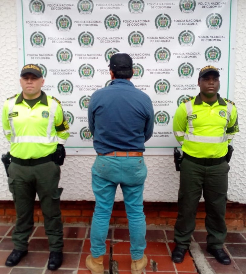PoliciaNteSder's tweet photo. En la vía Pamplona-Cúcuta, en puesto de #ControlYPrevención el grupo #UNCOS de @TransitoPolicia realizó la captura de una persona por el delito de uso de documento falso #SeguridadConLegalidad https://t.co/EKKcaG8hGm