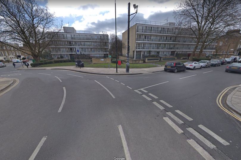 MirrorBreaking_'s tweet photo. Man in his 20s stabbed to death in north London https://t.co/oK8QPlRyGL https://t.co/jFPoWMZ247