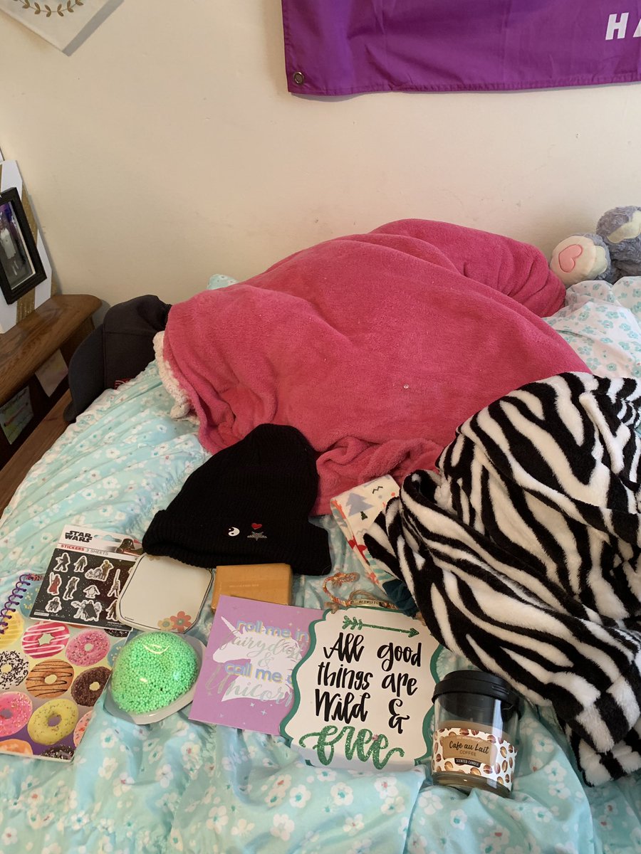 mixer_cimfamXO's tweet photo. came home to another lovely #carepackage featuring a notepad, beanie, pjs, a bracelet, a little sign i added to my #ivpole , a candle, floam, socks and stickers!!! @Aleexe_Leclerc @Cimfamforeva1 @JWeinerxo https://t.co/NQh2xbqOqf