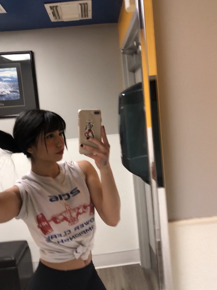 Hoekagayeee's tweet photo. since I hate myself let me appreciate my arms at least https://t.co/vSTcbGSkxQ