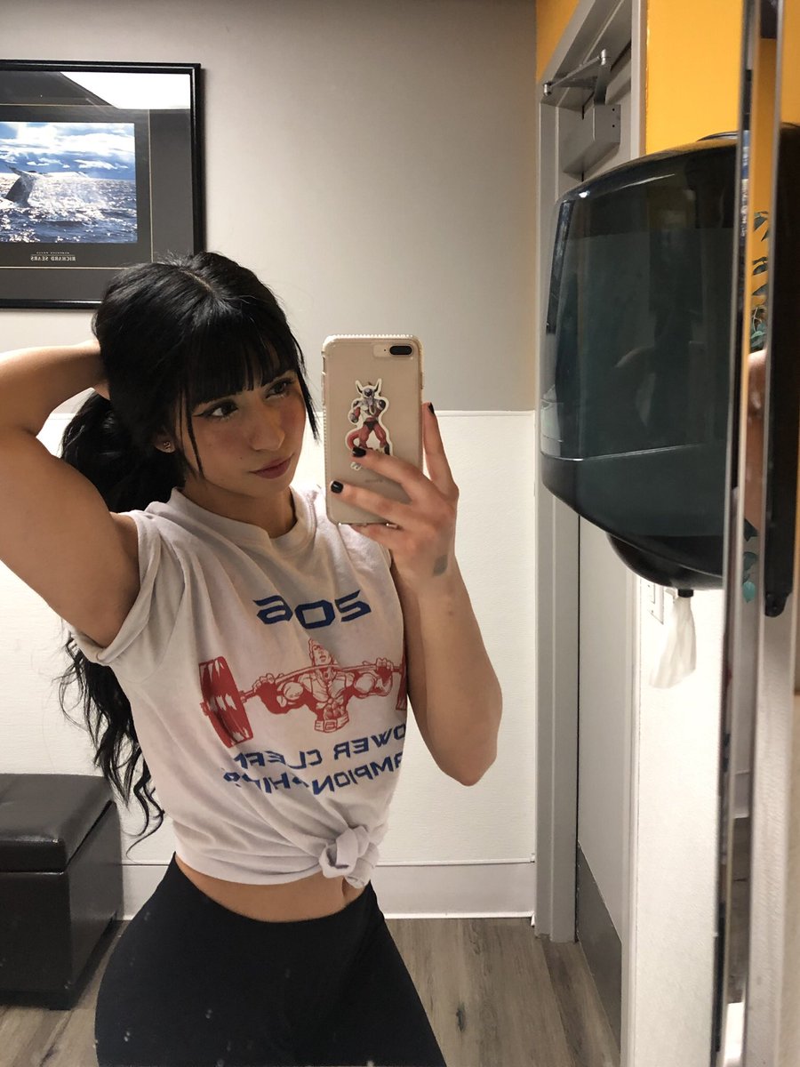 Hoekagayeee's tweet photo. since I hate myself let me appreciate my arms at least https://t.co/vSTcbGSkxQ