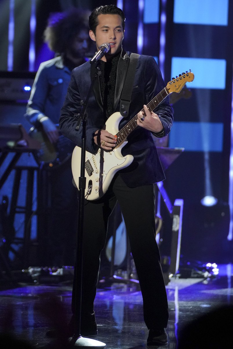 AmericanIdol's tweet photo. Is that a VELVET suit @thelainehardy 😍

#AmericanIdol https://t.co/Fdiva8GKz8