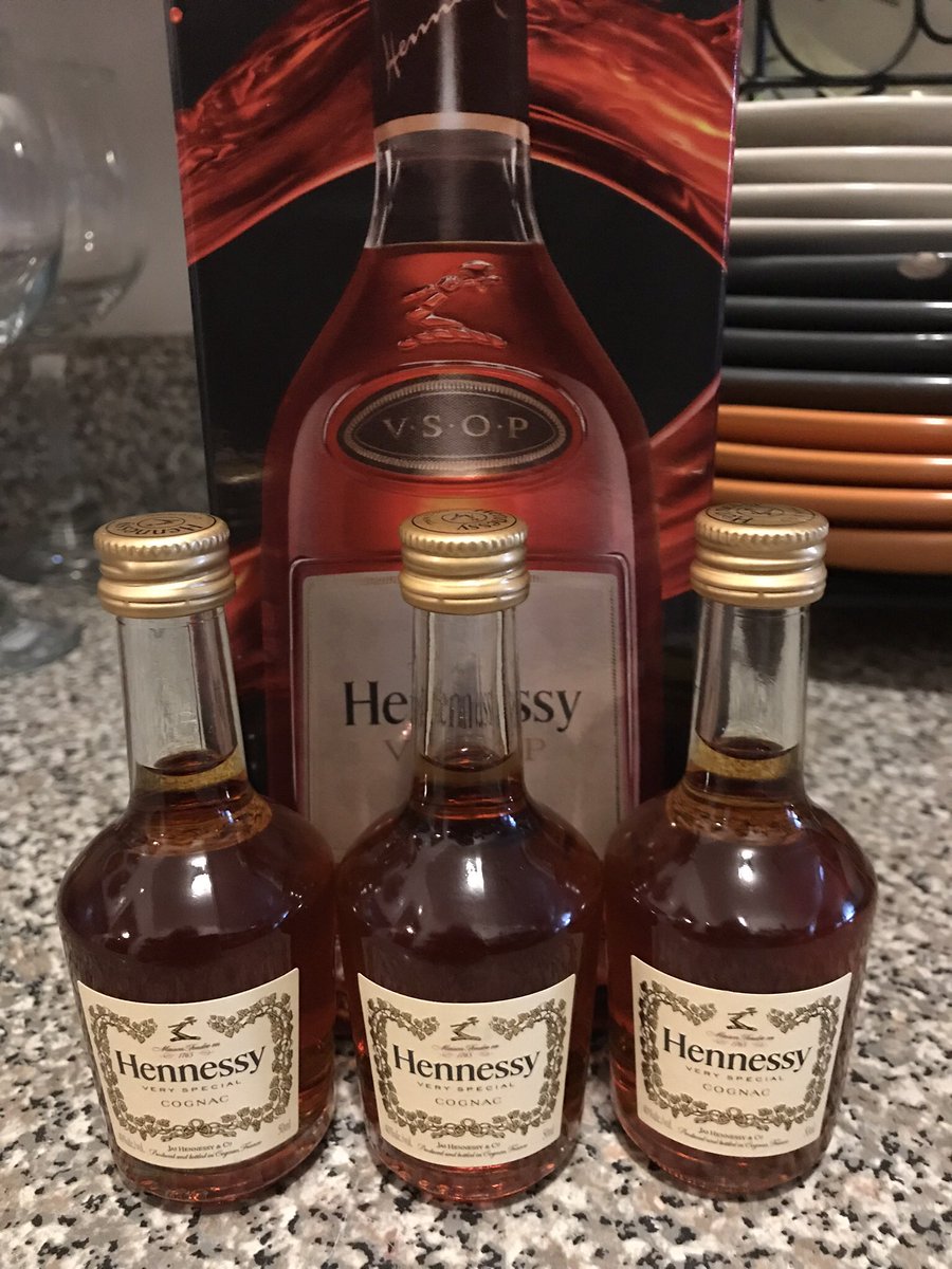HannahsandMias's tweet photo. #chocolate @HennessyUS #cake chocolate #buttercream #ganache dripped with #chocolateganache @DoveChocolate #hersheykisses #hennessy #baker #baking #sweets #liquorcake #liquor @FoodNetwork @MarthaStewart #allchocolate #foodnews #desserts @NYCFoodieFinder @nytfood https://t.co/kgwO6fgBQf