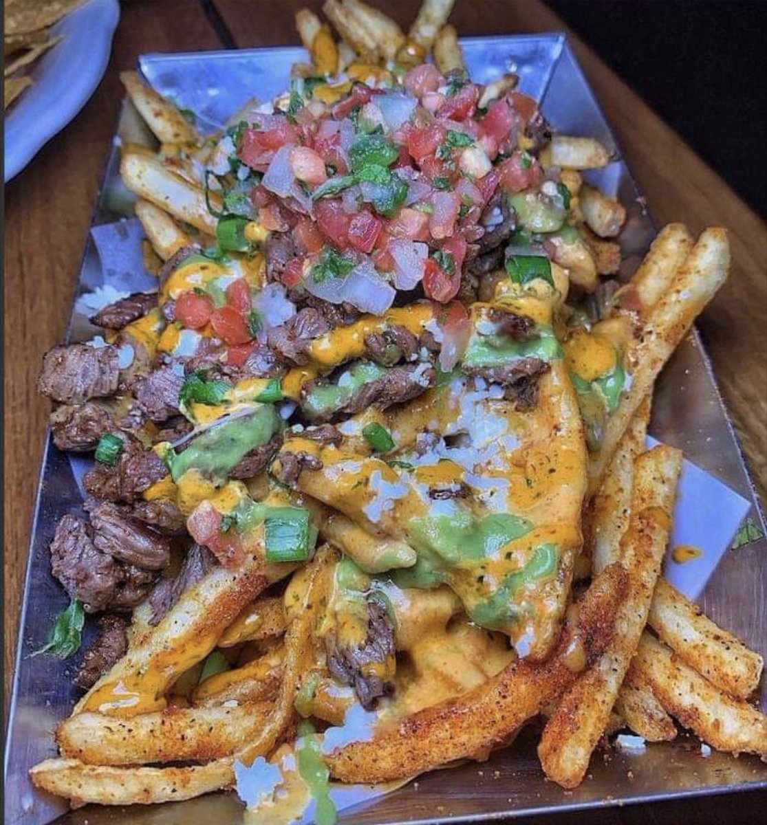 guidemunchies's tweet photo. Carne Asada fries 😍😍 first and foremost I love a good thin sliced steak, with seasoned fries. This combo goes perfect together. 
#munchtime #carneasada 
Pic by @TheMiamiMenu https://t.co/K06oUvKFGc