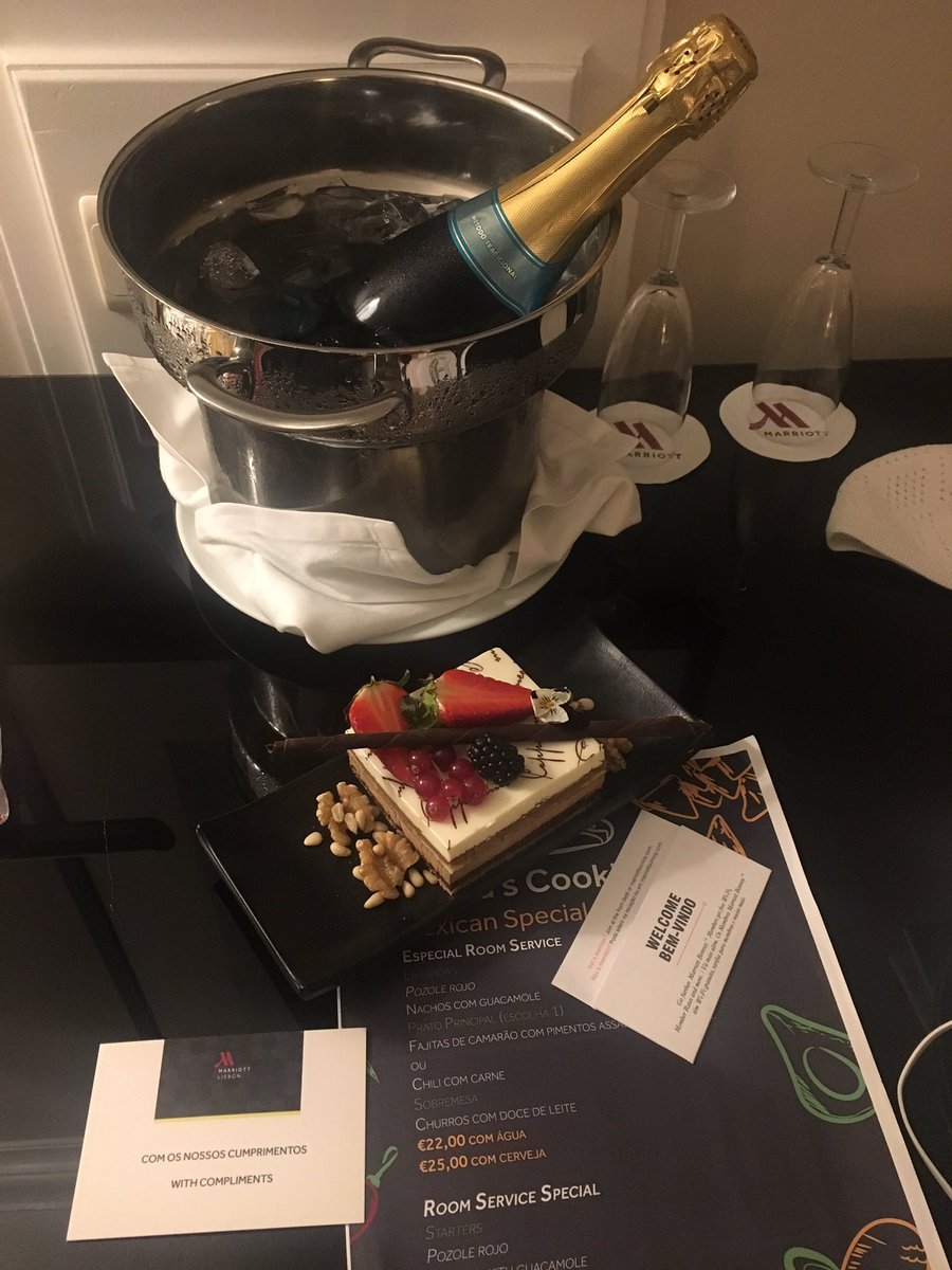 KRALFAYSAL1923's tweet photo. Kimlik’te Doğum günüm #1Nisan #LisbonMarriott Otel  Pasaportuma bakılarak olsa gerek odama gelince bana sürpriz yapmış 🥰❤️👏🙏 Tatlı mükemmele benziyor fakat şampanya boşuna gelmiş. En güzeli sabah şanslı #housekeeping görevlisine hediyem olacak https://t.co/65Ap3R8rU3