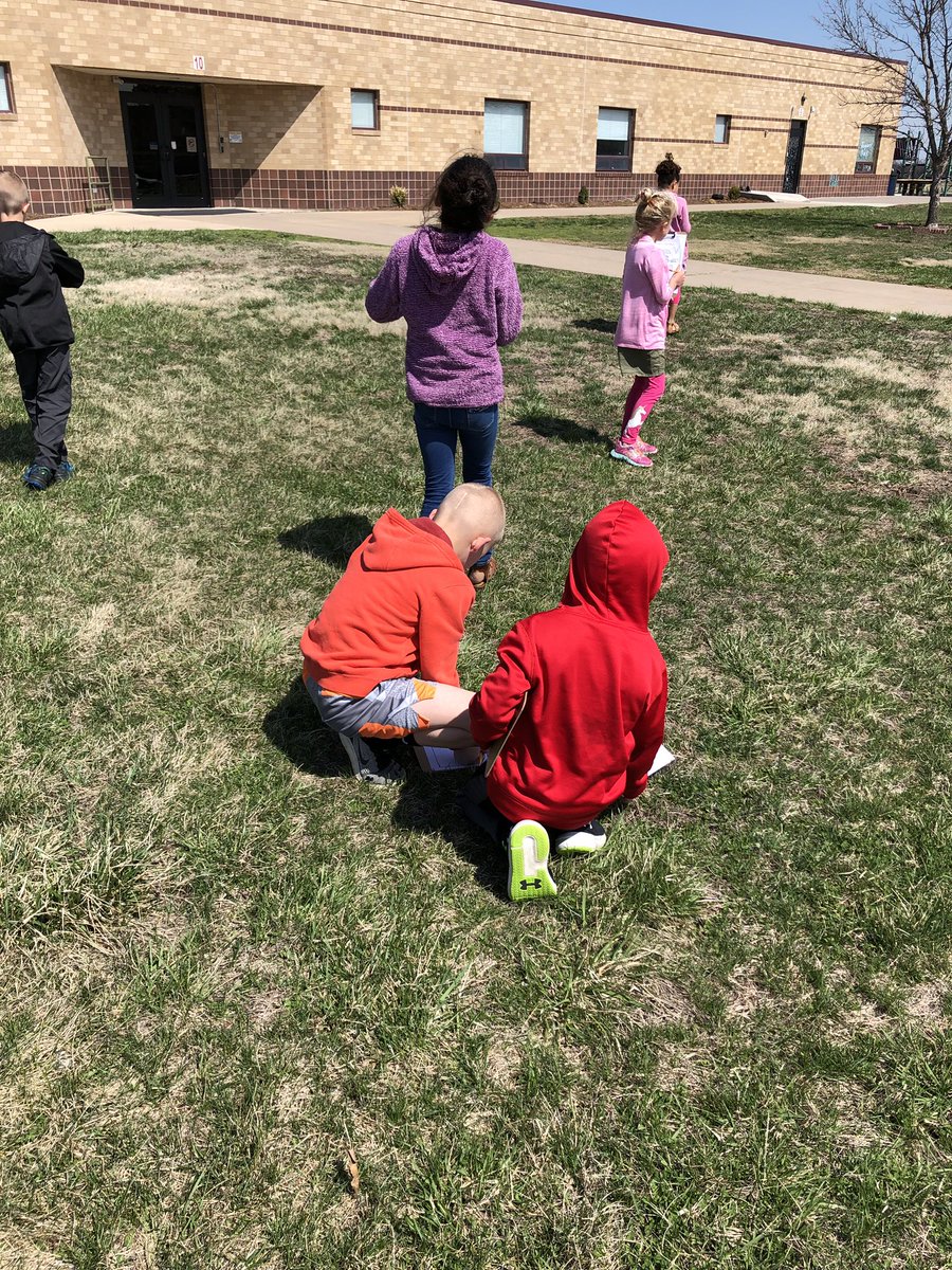 JenessaMaldo's tweet image. Starting our “Spring Favorites” writing by taking a nature walk! #2ndgrade #eeslearn