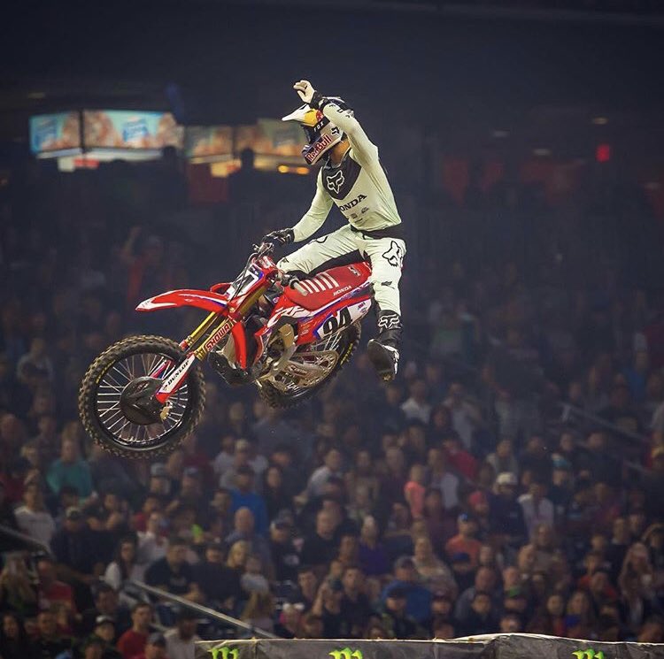 santicrevo's tweet photo. A pesar de haber quedado fuera del podio, Ken Roczen ganรณ el primer Main Event de la #TripleCrown ๐ en #HoustonSX ๐ https://t.co/746jMyirSU