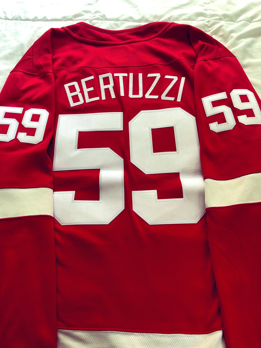 redwings5ever's tweet photo. Incoming: sappiness.
I bought this @tylerbertuzzi jersey earlier this season. I’m a new fan so it’s my first and only one. I was waiting to get a Larkin w/ the C, but I wanted to get another one in the meantime so I could feel like a “real” fan. I just wasn’t sure who to get. 1/6 https://t.co/JjRvCctBi7