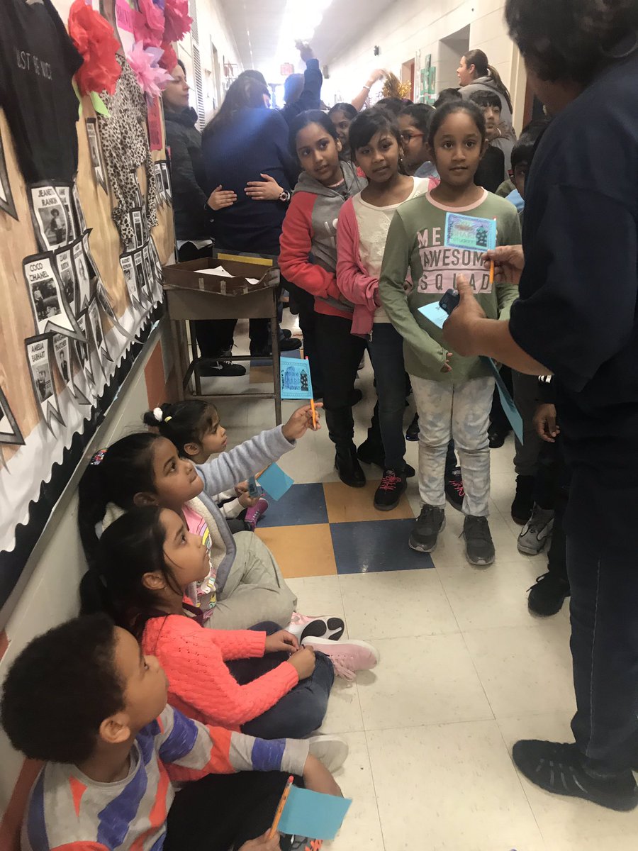 PS100Q's tweet photo. P.S. 100 school community showers grade 3,4 and 5 students with love and support as they get ready to rock the ELA state exam tomorrow @District27NYC @SpencerAndreD https://t.co/riojpA3oXE