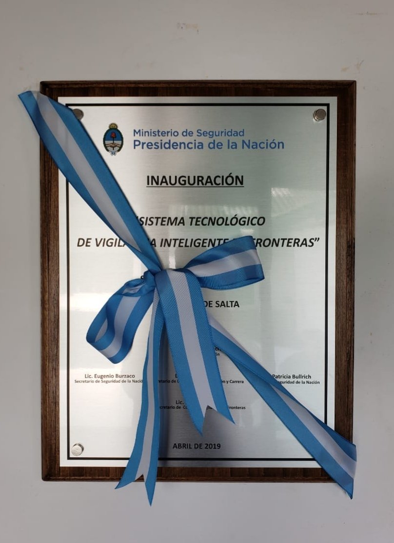 PatoBullrich's tweet photo. Pusimos en marcha un régimen simplificado de importación para vecinos de #Orán y #AguasBlancas, centralizado en un solo puesto de control de @gendarmeria. ¡Cerramos los pasos ilegales! Trabajo conjunto de @MinSeg @AFIPcomunica @Migraciones_AR para combatir el delito transnacional https://t.co/3nUCQHeRsu