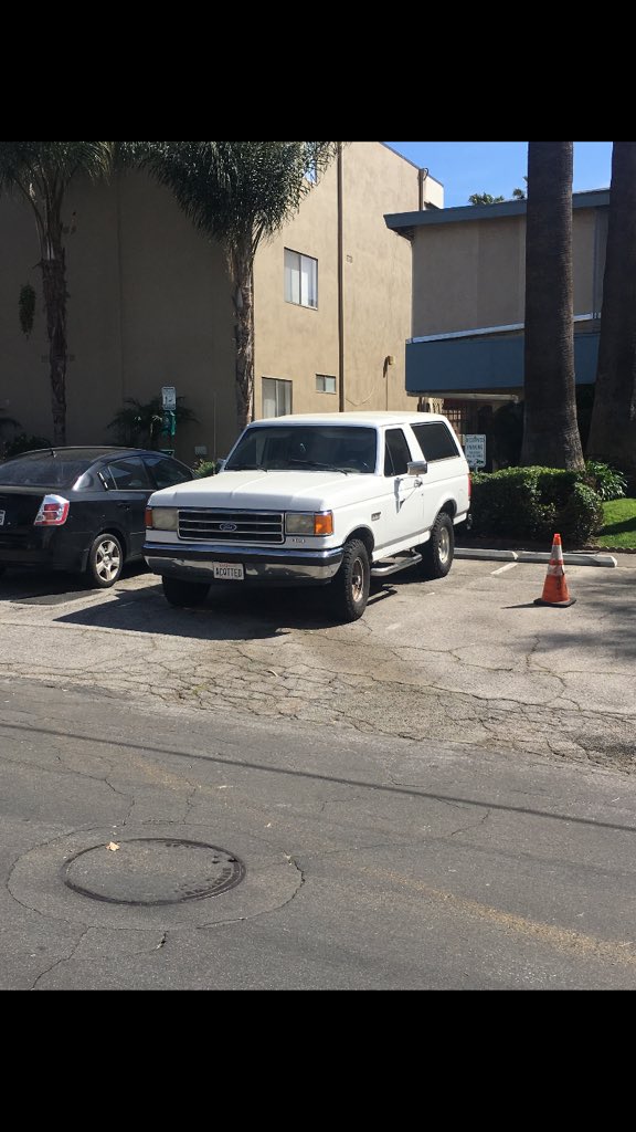 FLOOKLYN's tweet image. Just your average white Ford Bronco in Los Angeles no biggie. Maybe zoom in on the license plate.  Or not whatever